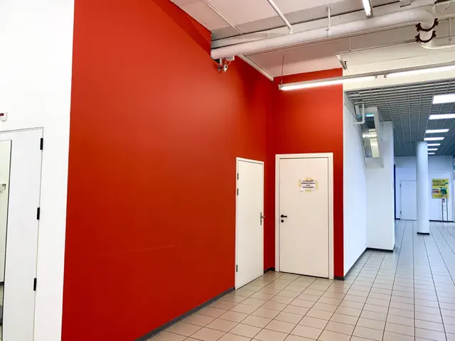 Parete tinteggiata di rosso in un corridoio