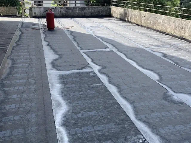 Posa delle membrane impermeabilizzanti su una terrazza