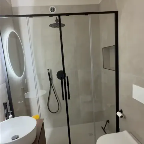 Dopo: Bagno rifatto: nuova doccia, sanitari sospesi e mobile lavabo