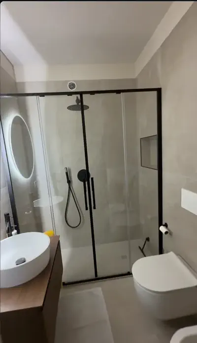 Dopo: Ristrutturazione del bagno - Bagno rifatto: nuova doccia, sanitari sospesi e mobile lavabo - RDL Home Service