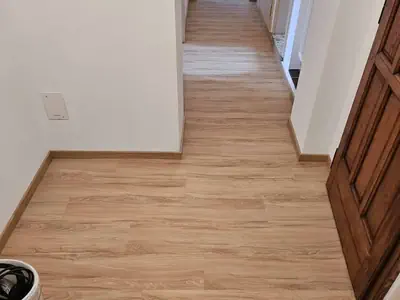 Dopo: Pavimento corridoio - Installazione laminato in corridoio con battiscopa moderno - RDL Home Service