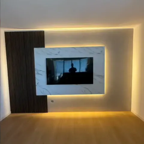 Dopo: Parete TV in cartongesso con LED integrati