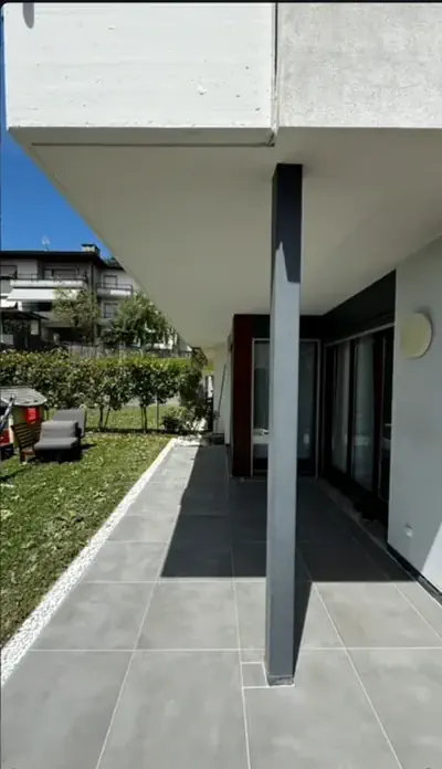 Dopo: Pavimentazione esterna sotto il porticato - Rifacimento della pavimentazione esterna con piastrelle in gres - RDL Home Service