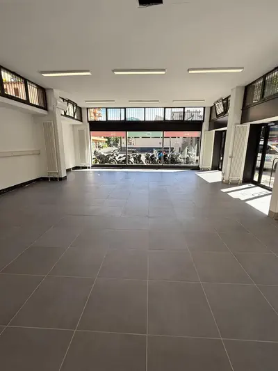 Dopo: Posa pavimento per un concessionario moto - Concessionario moto a Lugano: pavimento rovinato sostituito con nuove piastrelle - RDL Home Service
