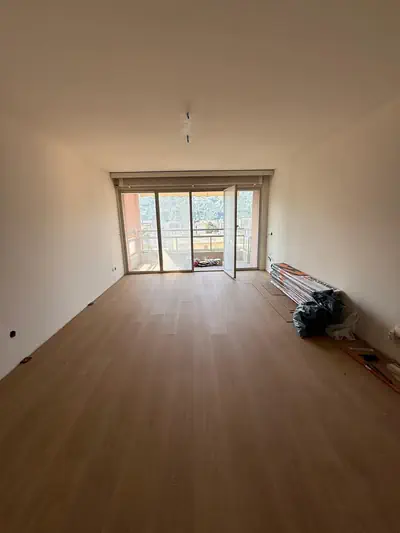 Dopo: Rimozione moquette e posa pavimento - Vecchia moquette rimossa e nuovo pavimento effetto legno posato in tutto il locale - RDL Home Service
