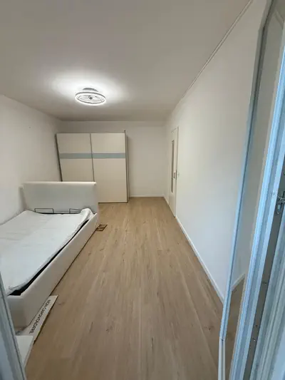 Dopo: Rimozione parquet danneggiato e posa SPC - Parquet a mosaico rimosso e nuovo pavimento SPC effetto legno chiaro - RDL Home Service