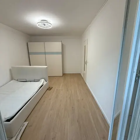 Dopo: Parquet a mosaico rimosso e nuovo pavimento SPC effetto legno chiaro
