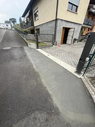 Dopo: Ripristino rampa in cemento armato - Rampa d'accesso davanti al cancello ripristinata con una nuova superficie in cemento - RDL Home Service