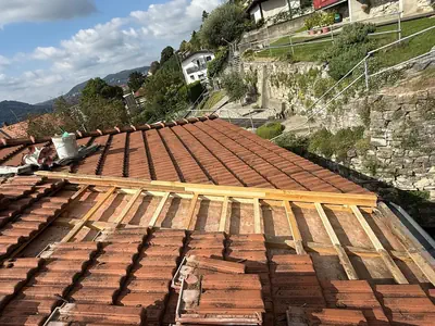 Dopo: Ripristino struttura del tetto dopo un danno da acqua - Coppi rimossi, listelli rovinati sostituiti con nuovi listelli in legno sulla guaina - RDL Home Service