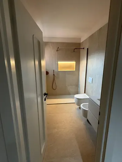 Dopo: Ristrutturazione completa del bagno - Bagno con vasca rifatto: doccia con nicchia illuminata, sanitari sospesi e nuovi rivestimenti - RDL Home Service