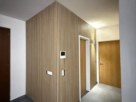 Rivestimento parete con doghe in legno