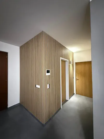 Dopo: Rivestimento parete con doghe in legno - Parete dell'ingresso rivestita con pannelli a doghe in legno, angolo compreso - RDL Home Service