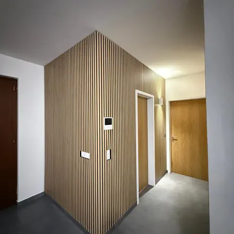 Dopo: Rivestimento parete con doghe in legno