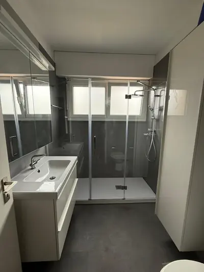 Dopo: Sostituzione della vasca con piatto doccia - Vasca rimossa e sostituita con piatto doccia e box in vetro - RDL Home Service