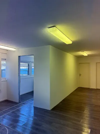Dopo: Nuovo ufficio con pareti in cartongesso - Open space suddiviso con pareti divisorie in cartongesso e montaggio della porta - RDL Home Service
