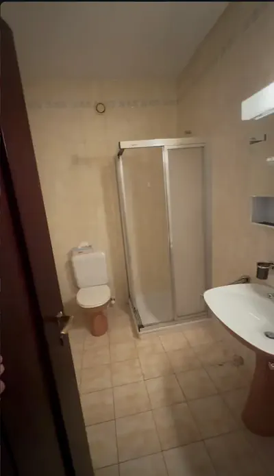 Prima: Ristrutturazione del bagno - Bagno rifatto: nuova doccia, sanitari sospesi e mobile lavabo - RDL Home Service