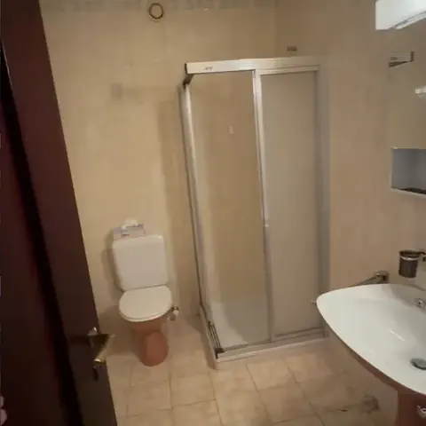 Prima: Bagno rifatto: nuova doccia, sanitari sospesi e mobile lavabo