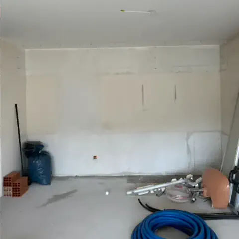 Prima: Parete TV in cartongesso con LED integrati