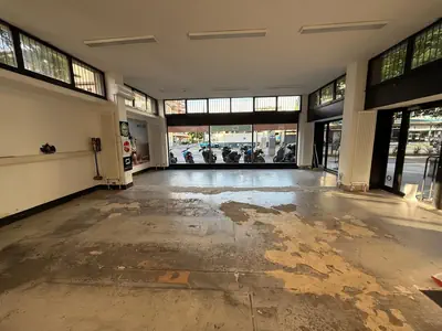 Prima: Posa pavimento per un concessionario moto - Concessionario moto a Lugano: pavimento rovinato sostituito con nuove piastrelle - RDL Home Service