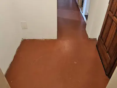 Prima: Pavimento corridoio - Installazione laminato in corridoio con battiscopa moderno - RDL Home Service