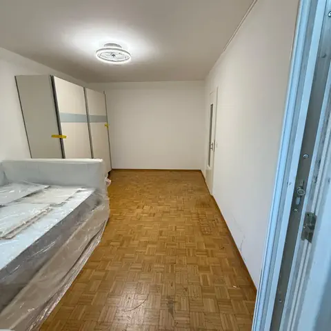 Prima: Parquet a mosaico rimosso e nuovo pavimento SPC effetto legno chiaro