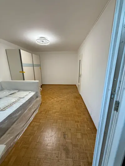Prima: Rimozione parquet danneggiato e posa SPC - Parquet a mosaico rimosso e nuovo pavimento SPC effetto legno chiaro - RDL Home Service