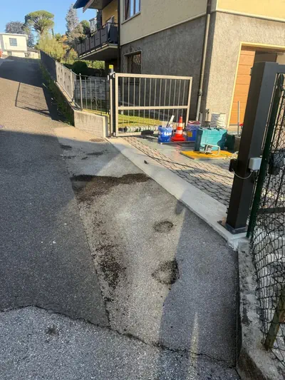 Prima: Ripristino rampa in cemento armato - Rampa d'accesso davanti al cancello ripristinata con una nuova superficie in cemento - RDL Home Service