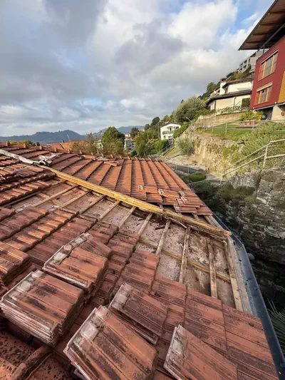 Prima: Ripristino struttura del tetto dopo un danno da acqua - Coppi rimossi, listelli rovinati sostituiti con nuovi listelli in legno sulla guaina - RDL Home Service