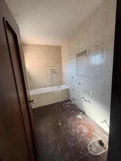 Prima: Ristrutturazione completa del bagno - Bagno con vasca rifatto: doccia con nicchia illuminata, sanitari sospesi e nuovi rivestimenti - RDL Home Service