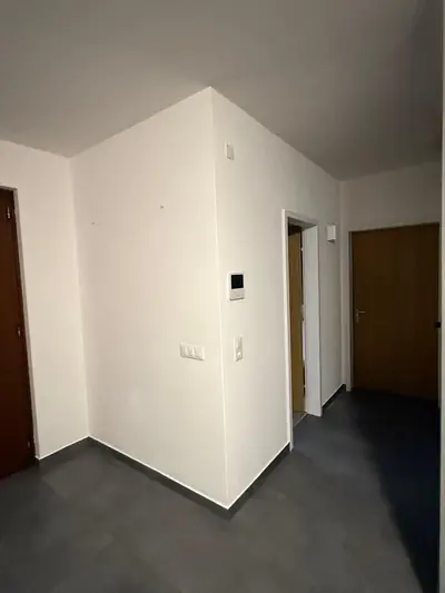 Prima: Rivestimento parete con doghe in legno - Parete dell'ingresso rivestita con pannelli a doghe in legno, angolo compreso - RDL Home Service