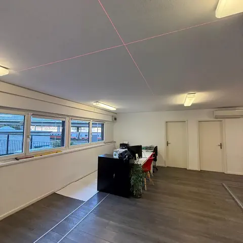 Prima: Open space suddiviso con pareti divisorie in cartongesso