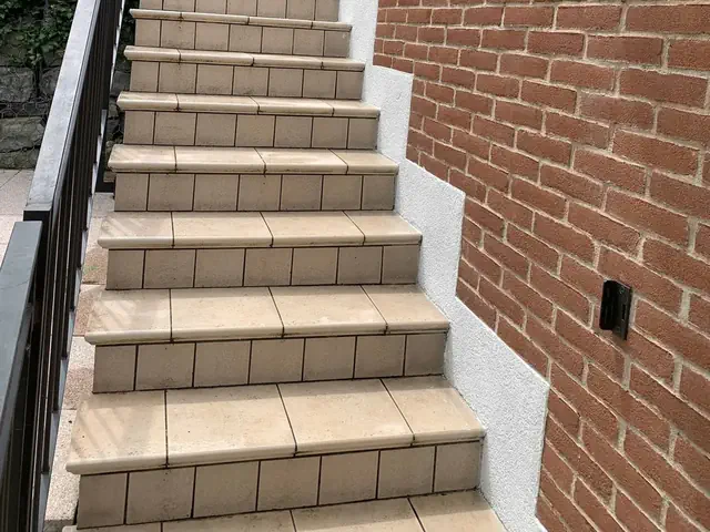 Scala esterna di un condominio con pareti laterali rasate